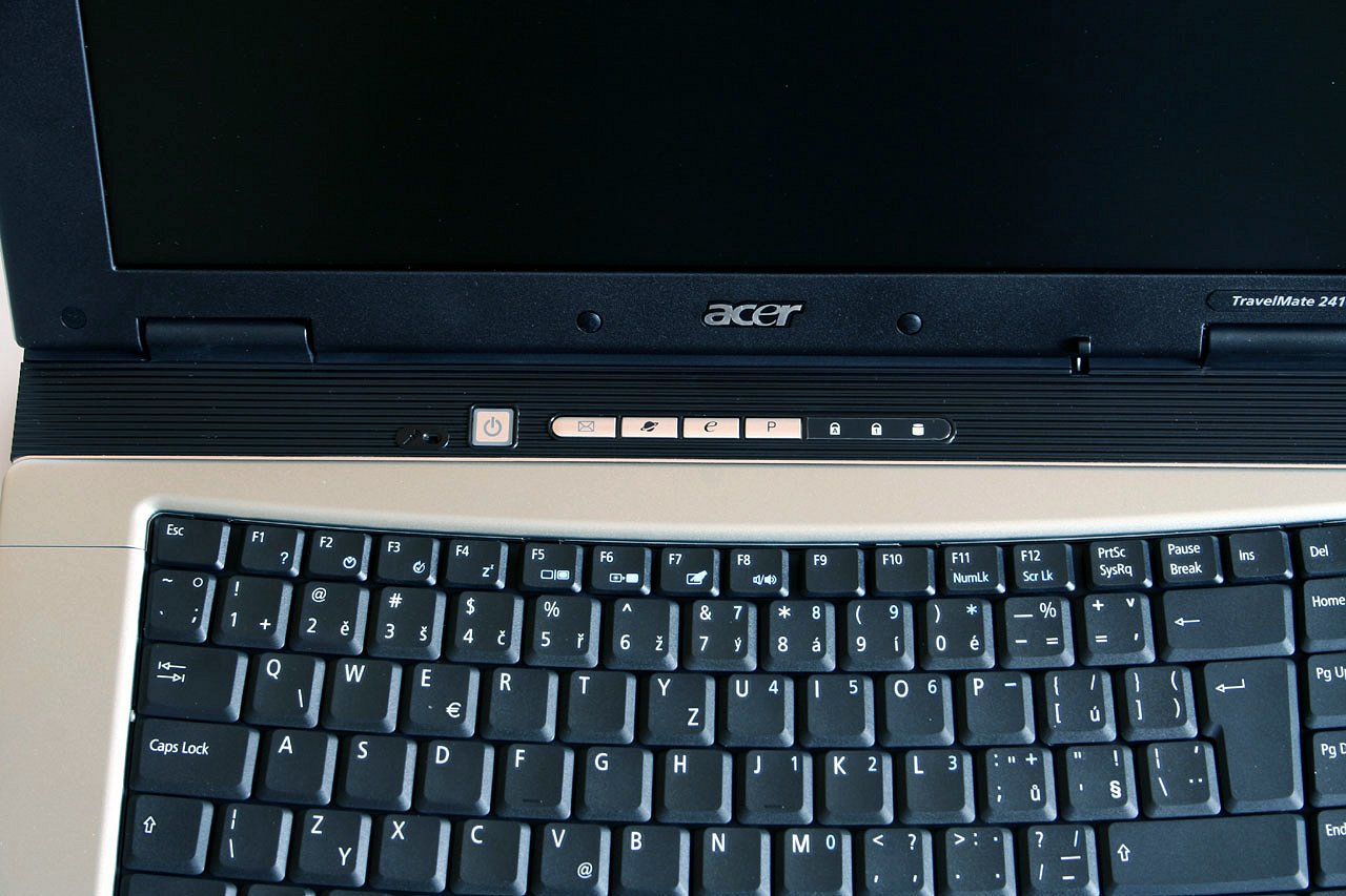 ACER TravelMate 2413LMi - levný notebook pro studenty nebo do kanceláře?