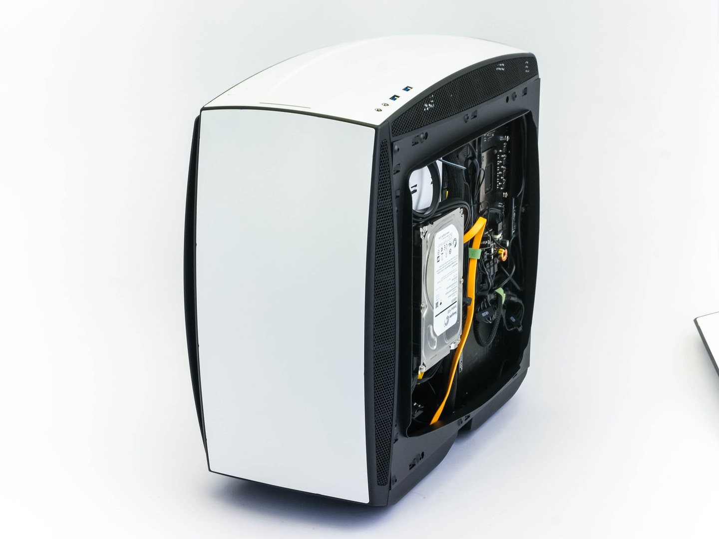 NZXT Manta: Malá skříň pro velké monstrum