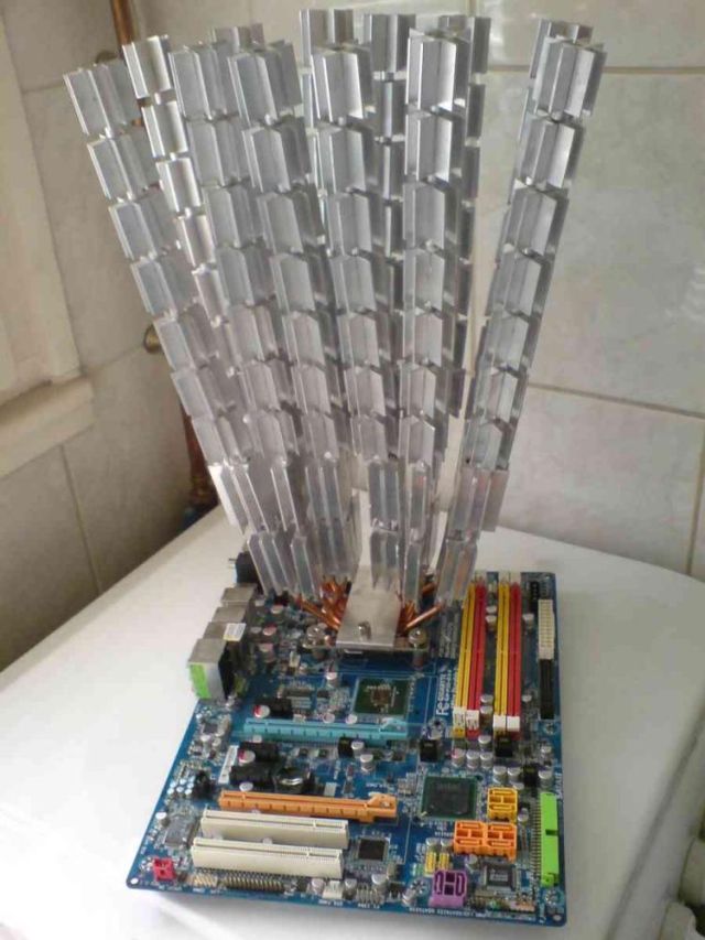 Extrémní podomácku vyrobený procesorový chladič váží 5 kg a je vysoký 40 cm