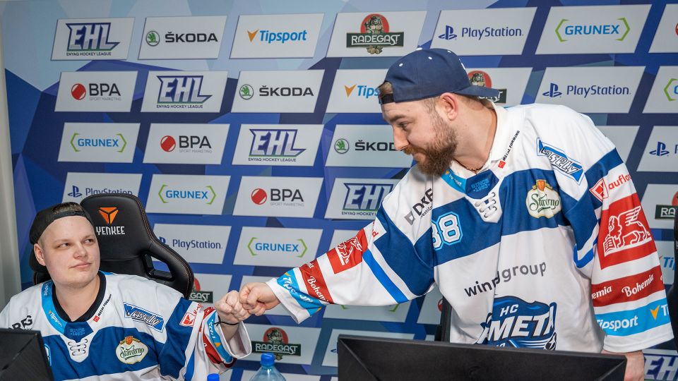 České hokejové kluby bojují o úspěch v esportové Enyaq Hockey League