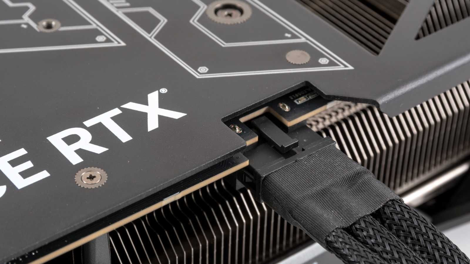 Nvidia: „Konektory, které shořely, byly obvykle špatně zapojené“. Jak správně dotlačit 12VHPWR na RTX 4090?