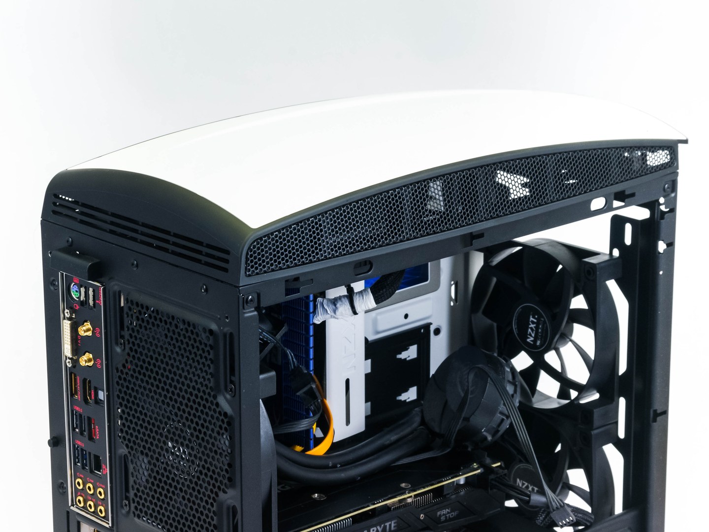 NZXT Manta: Malá skříň pro velké monstrum