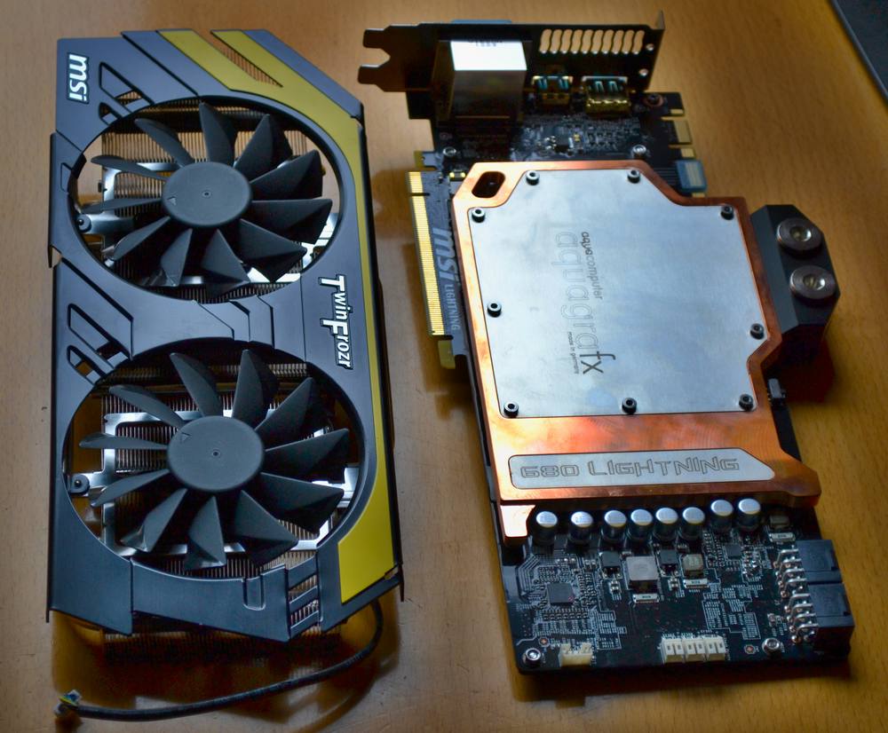 Chlazení GTX 680 Lightning je účinné a tišší než u referenčního modelu, ale v zátěži je i přesto hlučnější, než by měl být výsledek našeho snažení, proto vzduchové chlazení nahradil vodní blok.