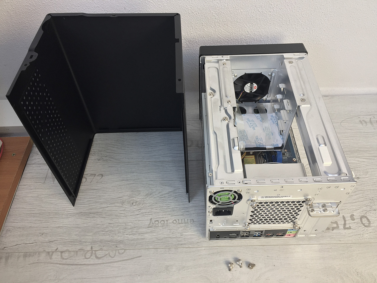 Shuttle XPC cube SH370R8 – spoutaná bestie