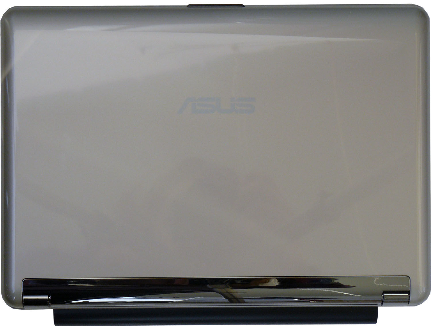 Asus N10J - netbook s GeForce pod kapotou