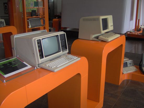 SANCO měl integrovány dokonce dvě floppy mechaniky.