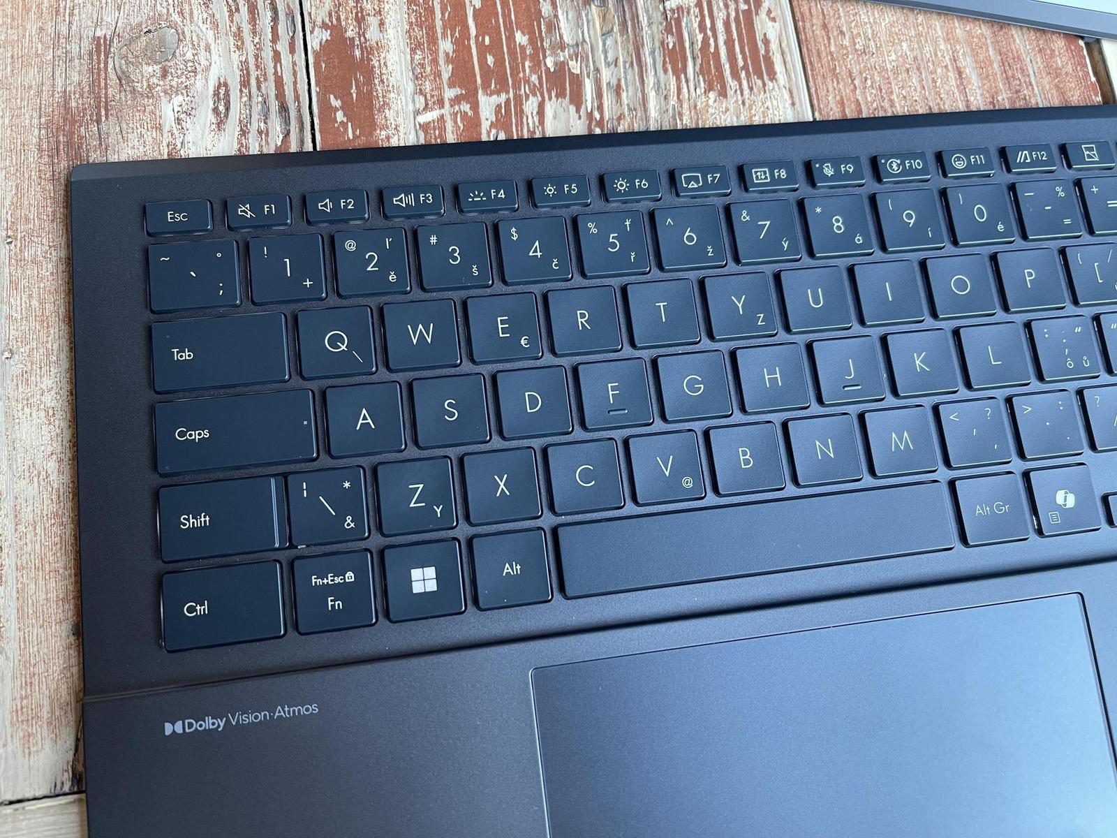 Klávesnice je velice tenká a není vůbec polohovatelná.