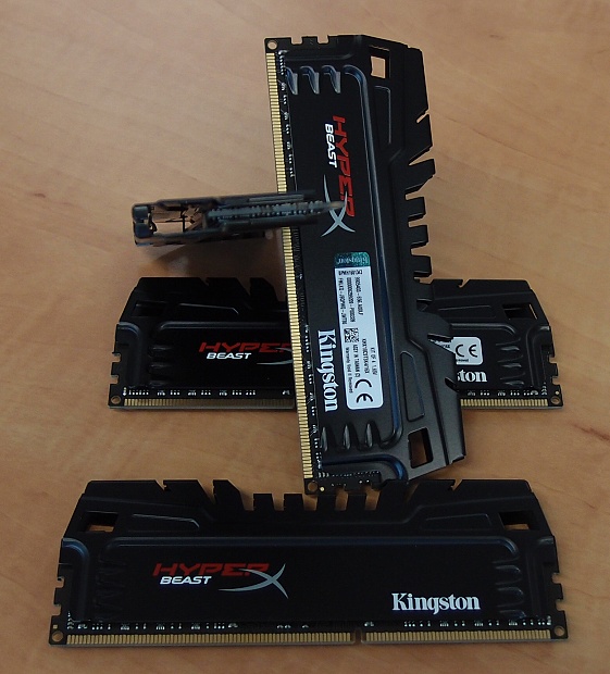 Moduly HyperX Beast – každý má kapacitu 4 GB a může běžet na 1866 MHz.