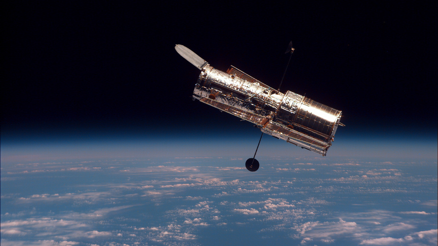 Kosmický dalekohled Hubble oslavil 32 narozeniny a vyfotil neobvyklou skupinu pěti galaxií