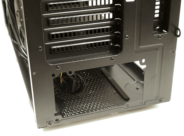 CoolerMaster HAF XM – chcete mít pod stolem bunkr?