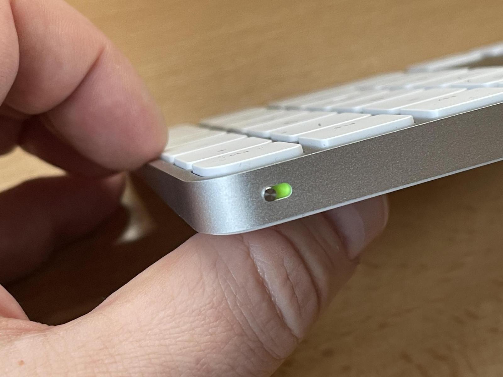 Klávesnice má malý vypínač, kterým ji můžete úplně vypnout