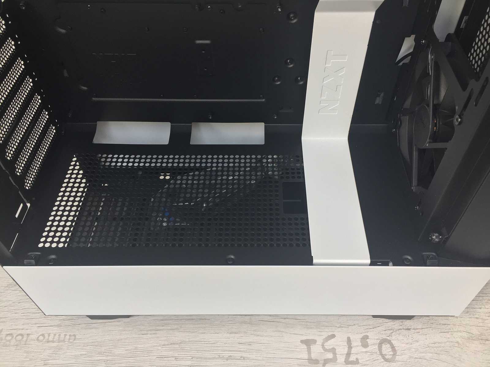 Test skříně NZXT H510 FLOW – s komponenty v bílém tónu
