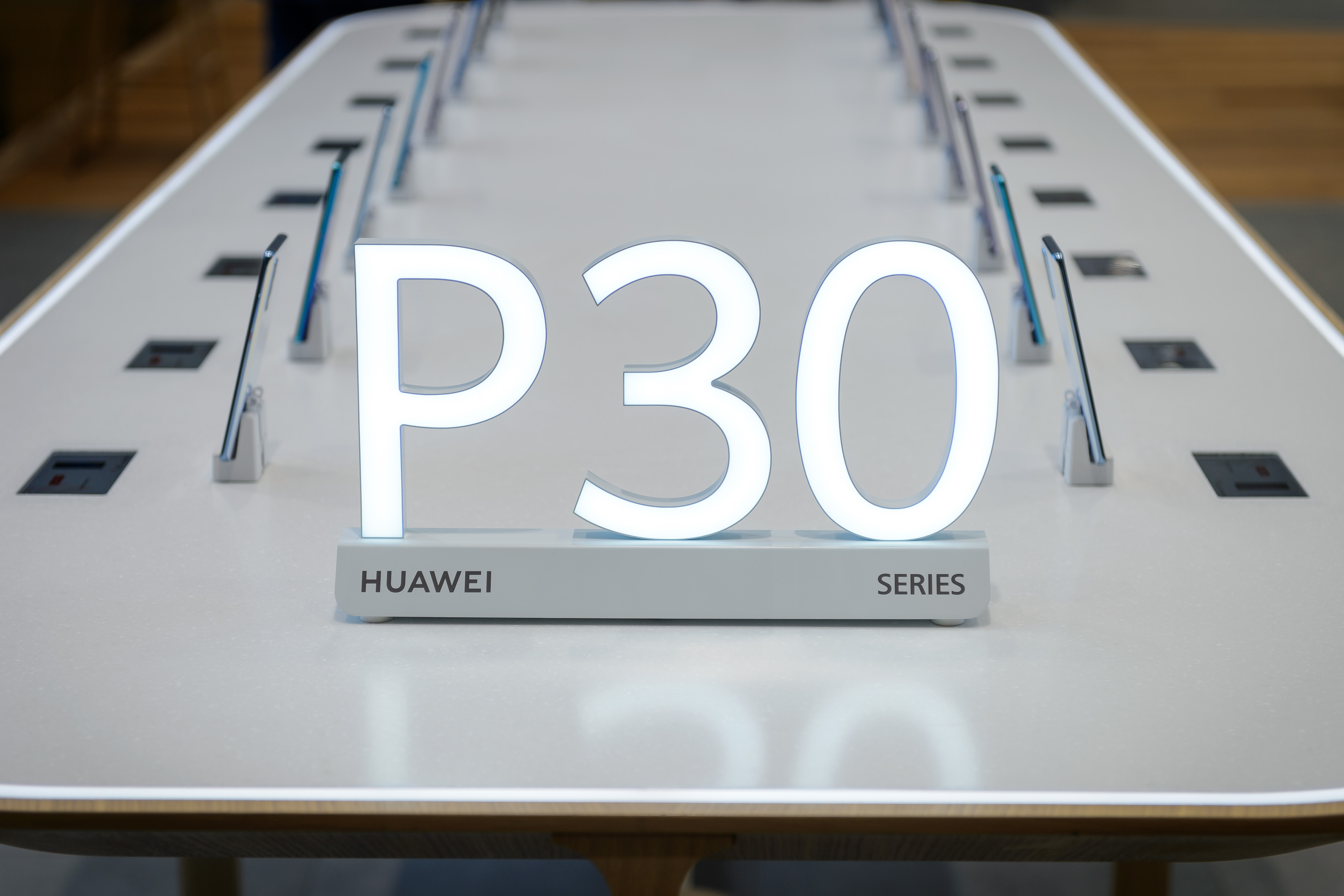 První návštěvníci Huawei Experience Store získají smartphony za bezkonkurenční ceny