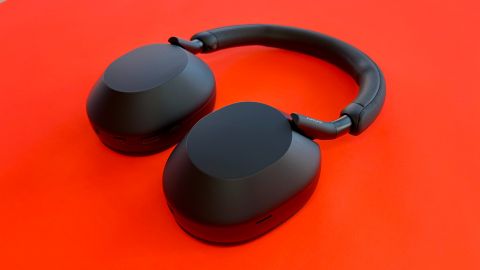 Sony spouští prodej sluchátek WH-1000XM5 s vylepšeným potlačením okolního ruchu a novým vzhledem