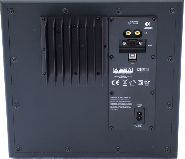 panel s konektory a chlazení výkonových prvků zesilovačezdánlivý konektor pro grafiku je pro připojení pravého satelitu, nad ním double CINCH 