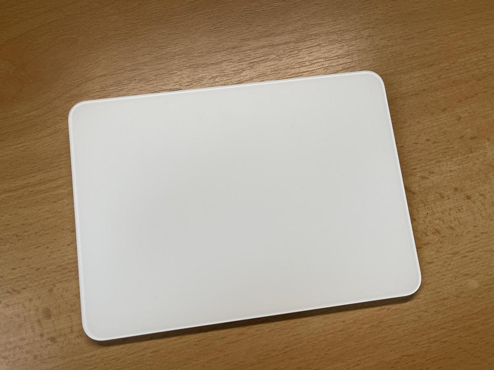 Magic Touchpad vypadá jako jednolitá bílá plocha... protože to je jednolitá skleněná bílá klikatelná plocha. Hlavní kouzlo tohoto velkého touchpadu je v možnosti používat stejná gesta jako na Macbooku