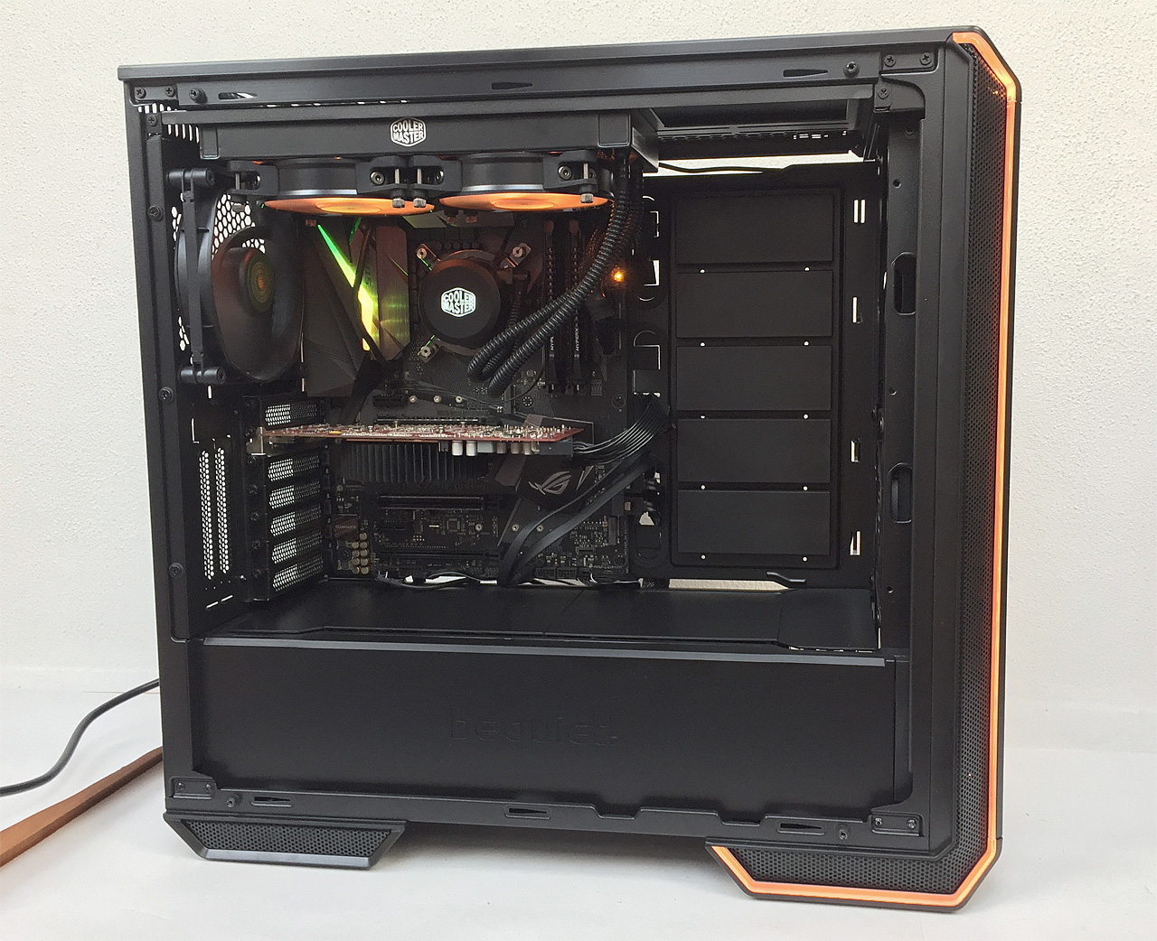 be quiet! Dark Base 700 – luxus v černém s RGB šperkem