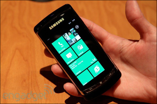 Microsoft prodal 1,5 milionu telefonů s Windows Phone 7