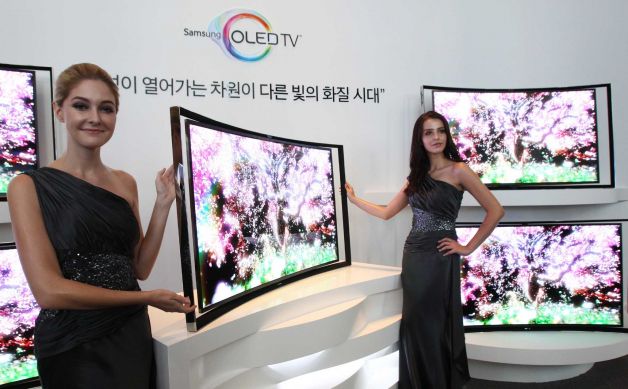 Samsung v Koreji uvedl 55palcovou zahnutou OLED televizi