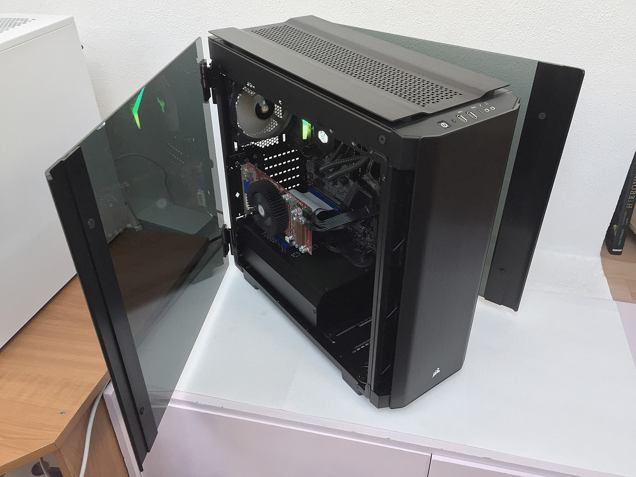 Corsair Obsidian Series 500D – ikona se skleněnými křídly