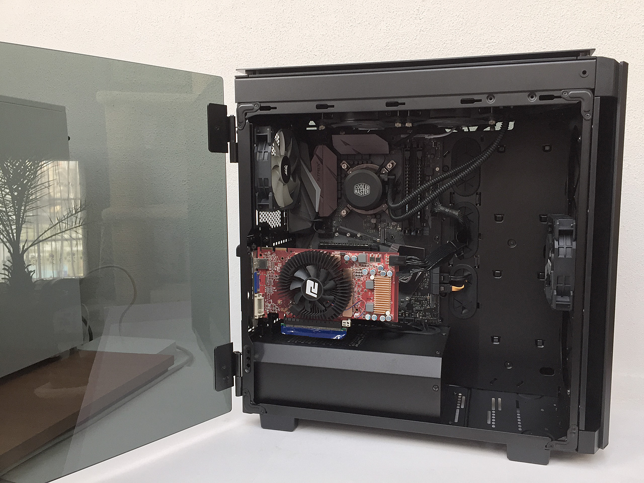 Corsair Obsidian Series 500D – ikona se skleněnými křídly