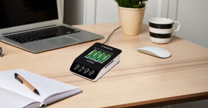 Varta Ultra Fast Charger+ přináší rychlé nabíjení s displejem