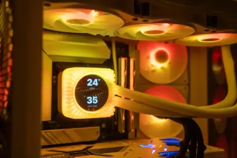 Be Quiet a jeho novinky na CESu: vodník s displejem a myš Dark Perk