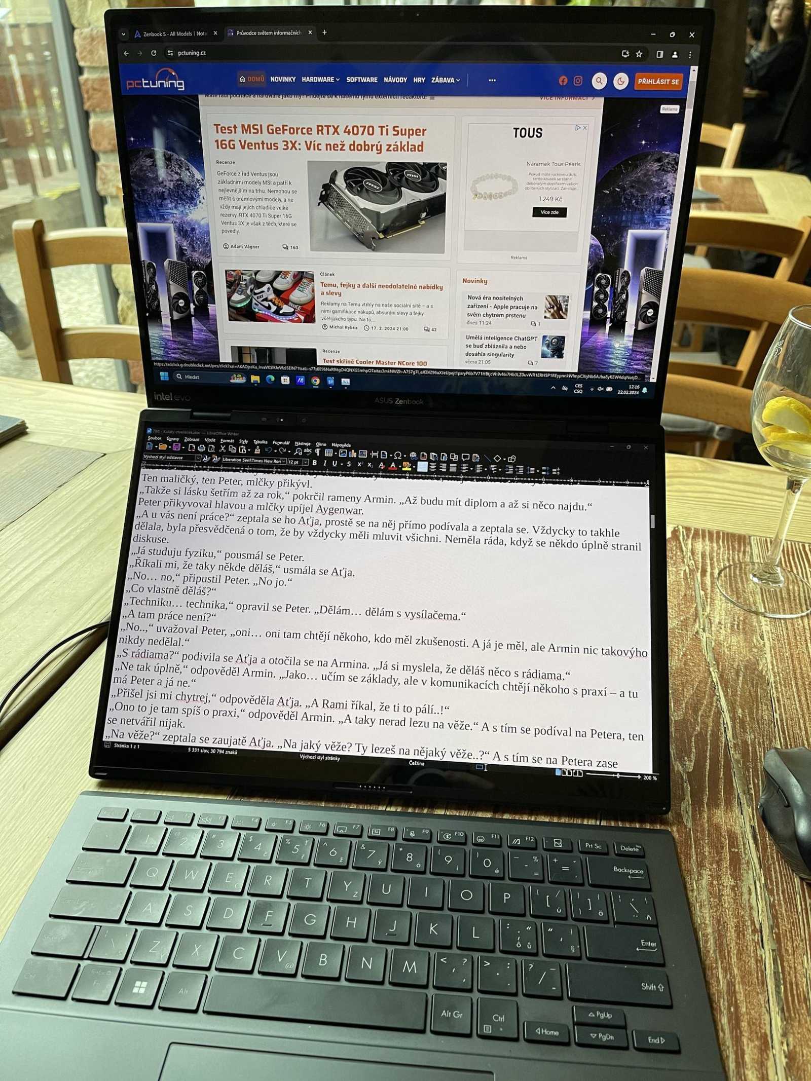 Test Asus Zenbook Duo (2024): Dva panely jsou víc než jeden!