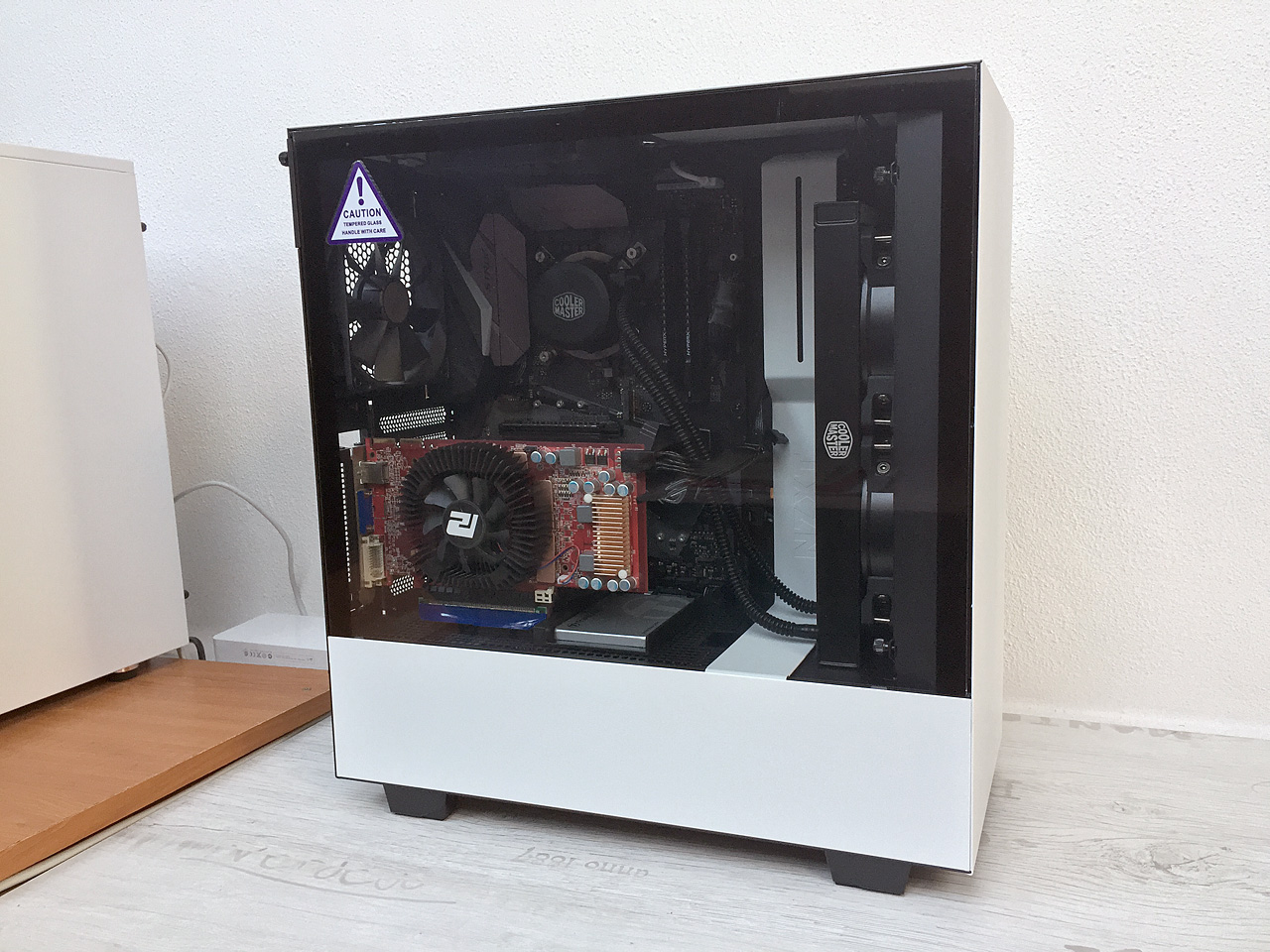 NZXT H500i – jednoduchá, chytrá a pohledná ATX skříň