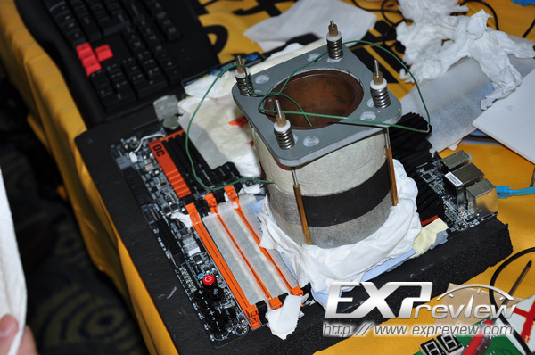 Overclocker X800pro přetočil jádro GTX 560 Ti na 1670 MHz a tak stanovil světový rekord v 3DMarku Vantage