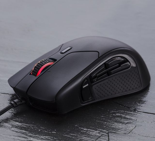 HyperX Pulsefire Raid – skvělá ergonomie a spousta tlačítek 