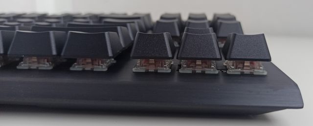 Corsair 70 TKL RGB - kompaktní herní mechanika na cesty 