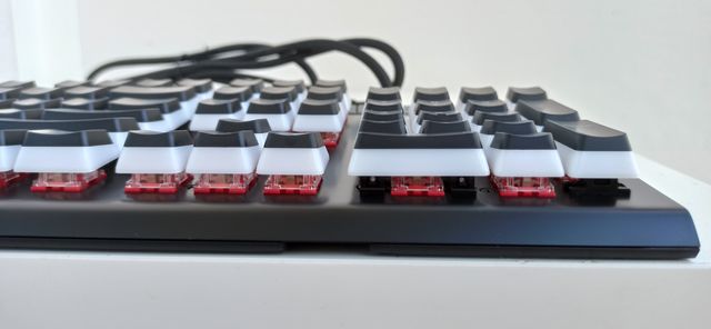 HyperX Alloy Elite 2 – červené spínače a oslnivé podsvícení 