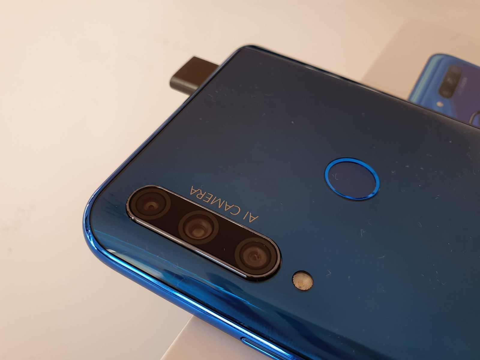 Test Honor 9X: vyskakovací selfie kamerka a provokující záda