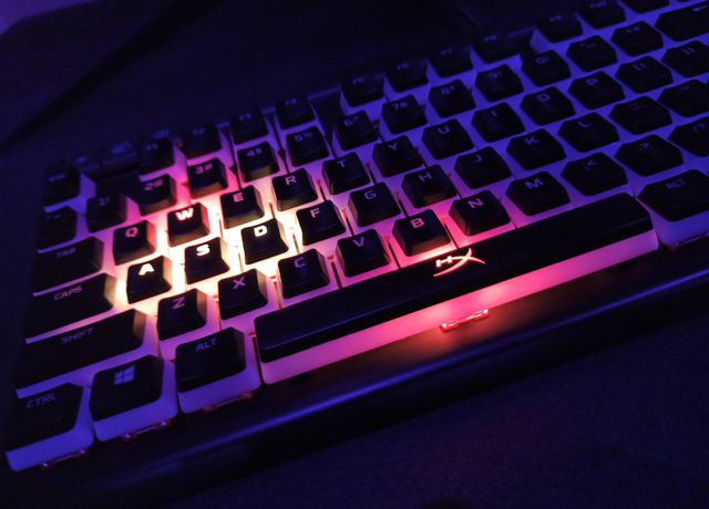 HyperX Alloy Elite 2 – červené spínače a oslnivé podsvícení 