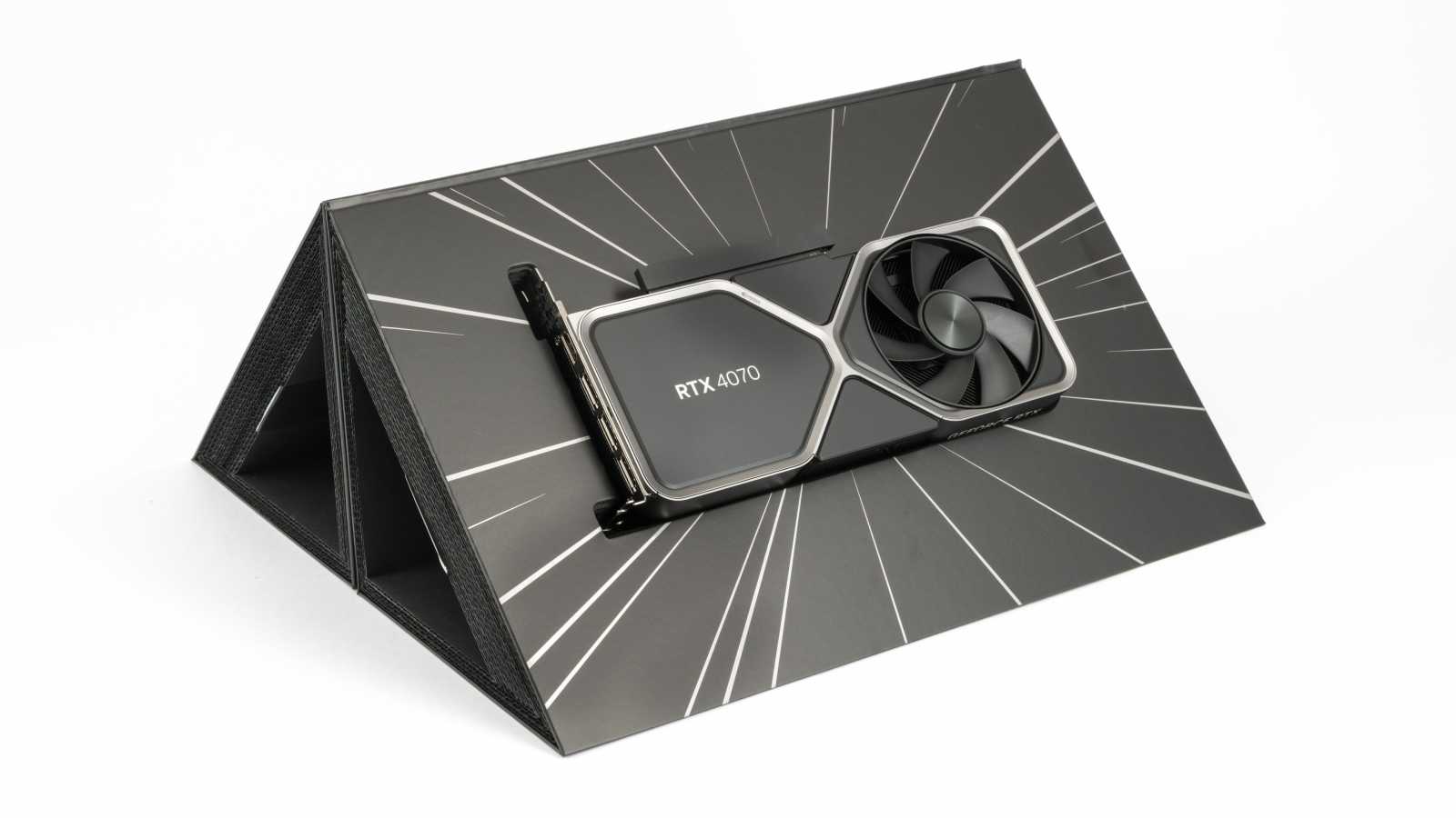 Nvidia GeForce RTX 4070 FE: Atraktivní mix za dobrou cenu