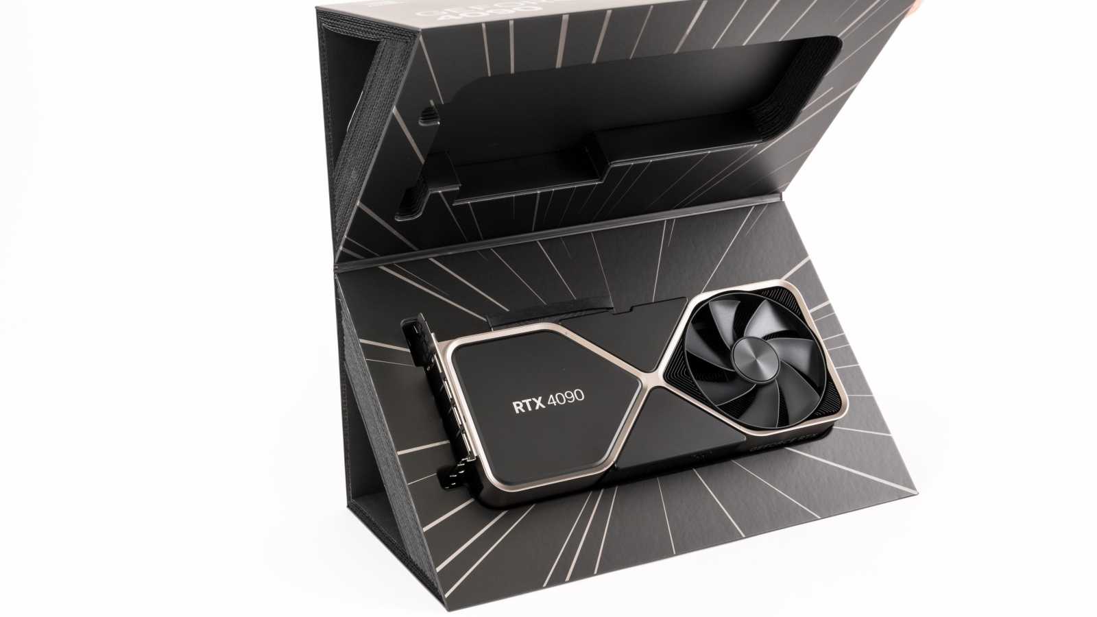 Rozbalujeme Nvidia GeForce RTX 4090 FE: balení a konstrukce