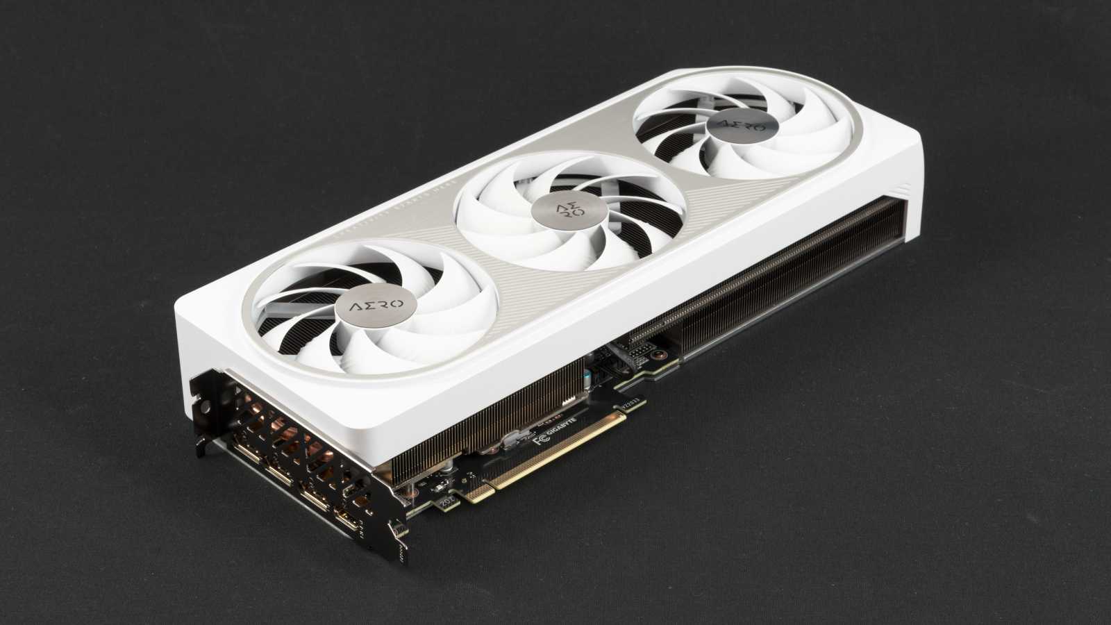 Bílé zjevení v testu: Gigabyte GeForce RTX 4070 Ti Aero OC 12G