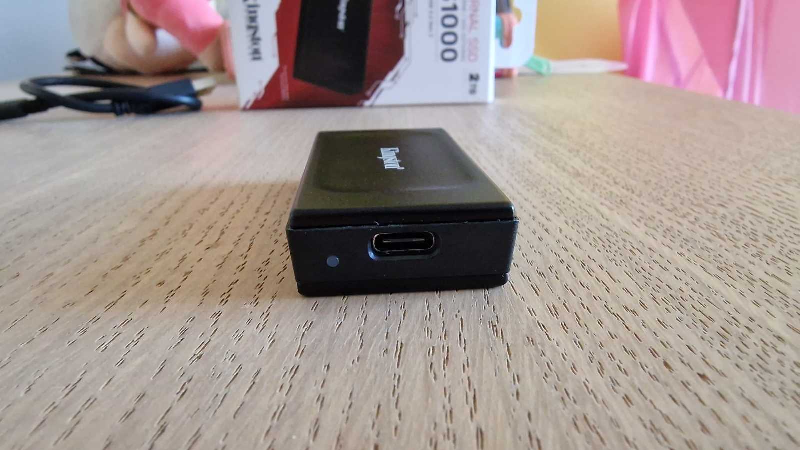 Pohled na USB konektor a modrou diodu