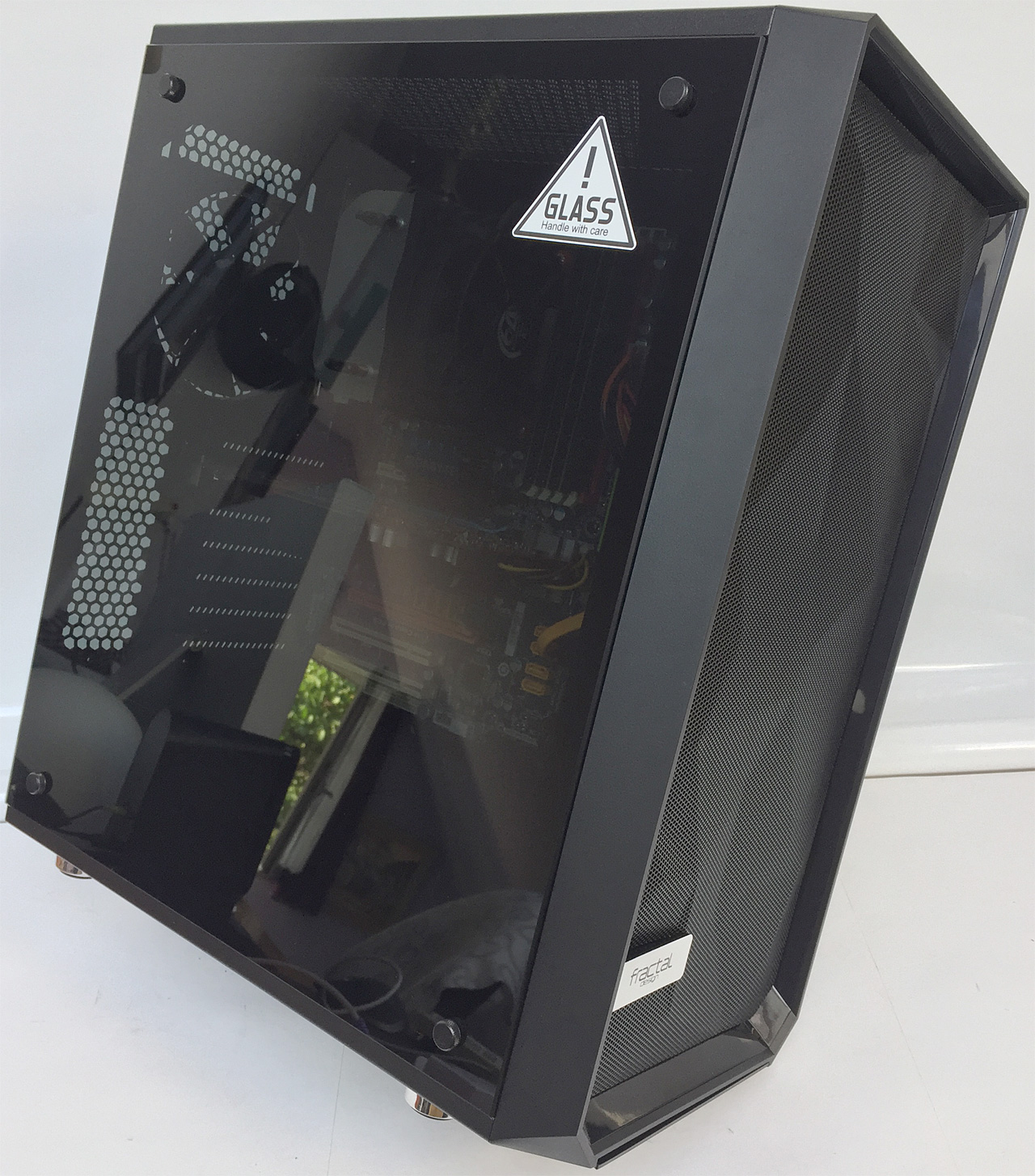 Fractal Design Meshify C: inspirace prvky stealth