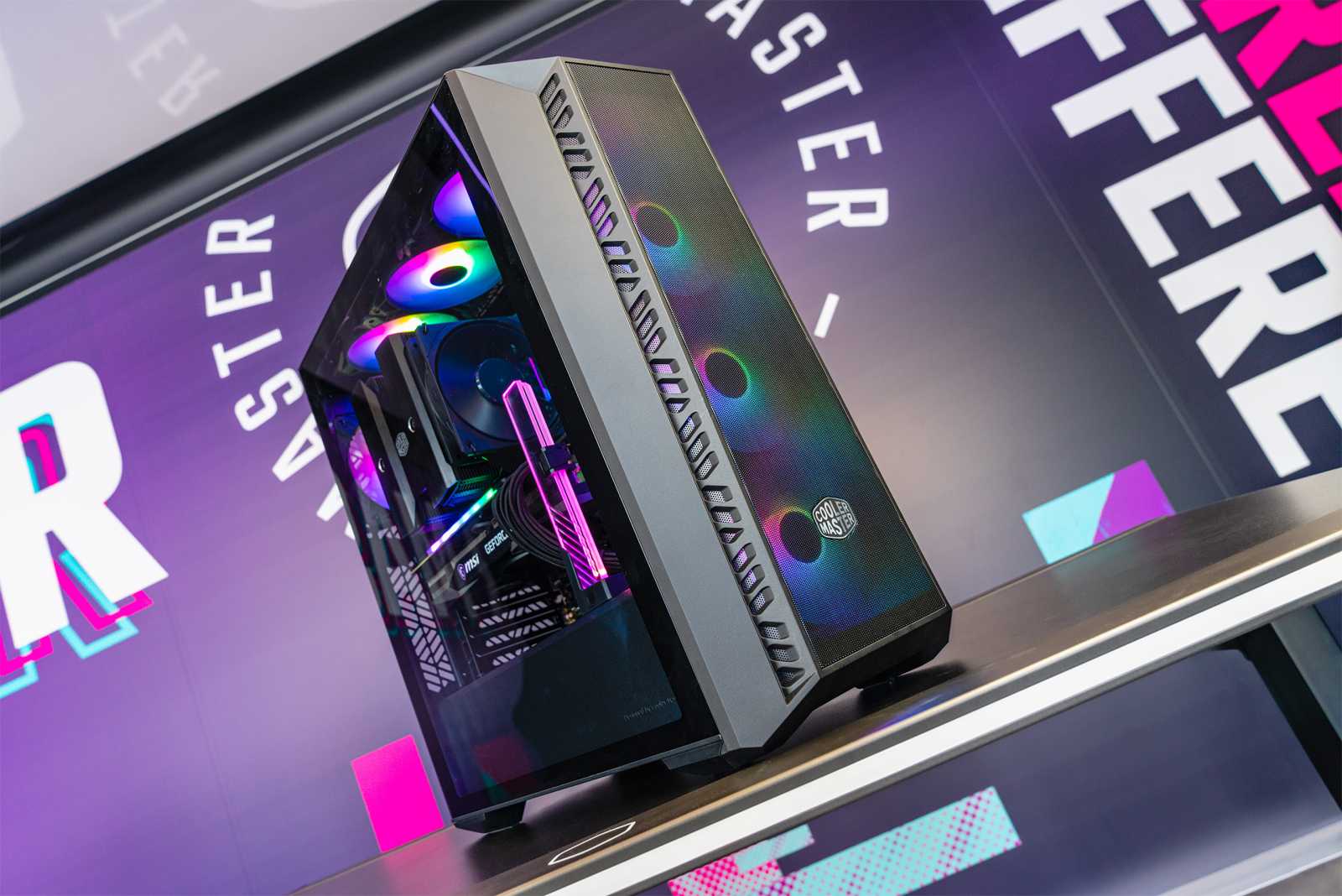 Test skříně Cooler Master MasterBox 520 MESH s přídavným vertikálním držákem grafiky