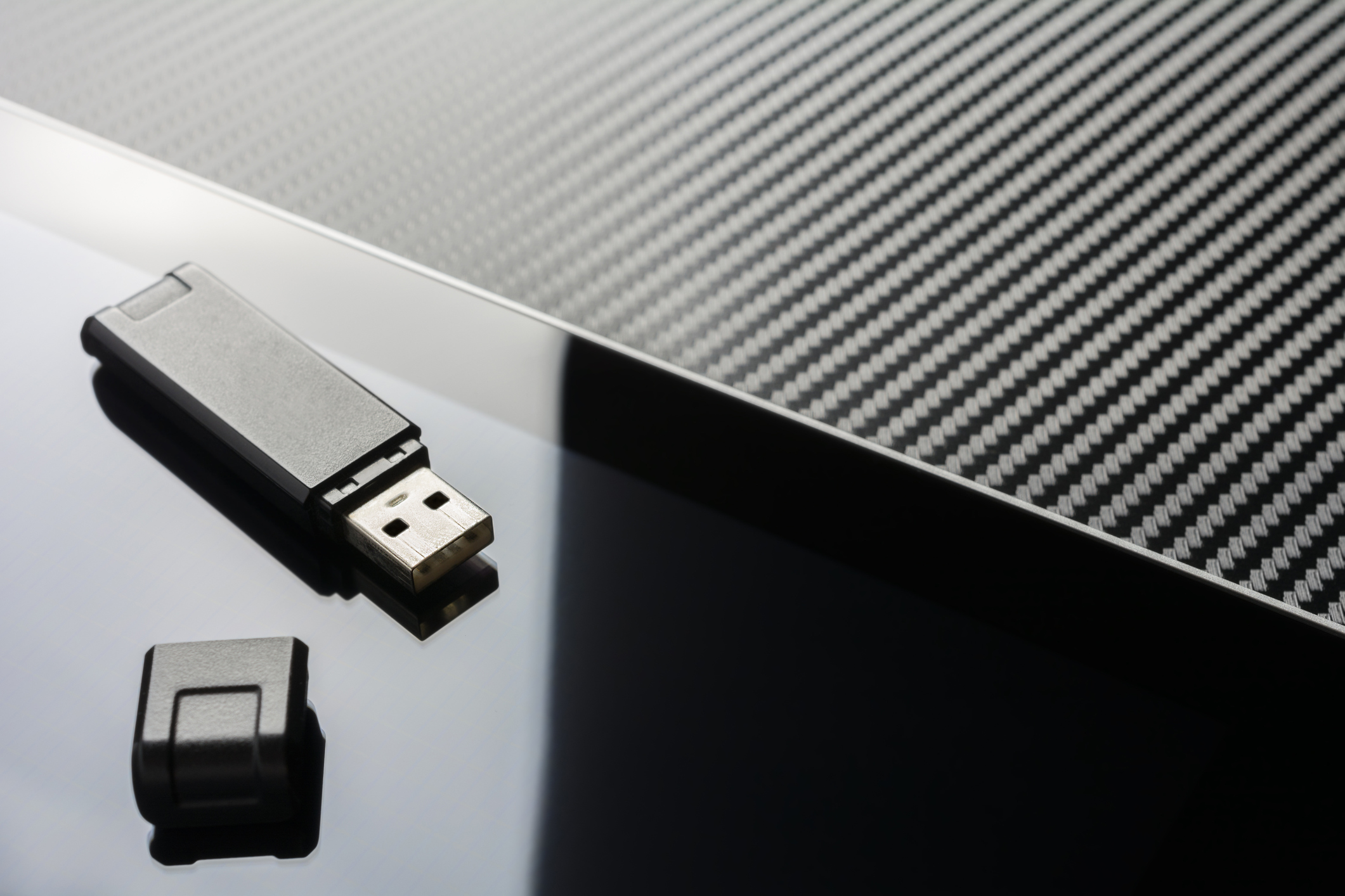 Hackeři používají USB flash disky k útokům těžebním softwarem, tvrdí Kaspersky Lab