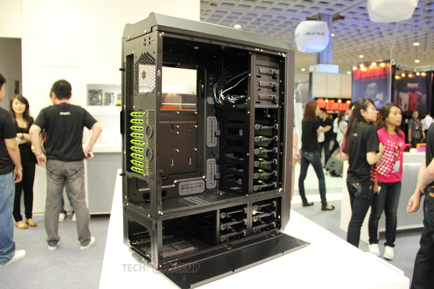 Antec Nineteen Hundred: Opravdu vysoká počítačová skříň [Computex]