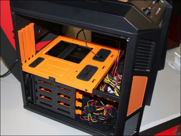 [Computex 2014] AeroCool  XPredator Cube – kubická micro-ATX skříň v pěti barevných provedeních