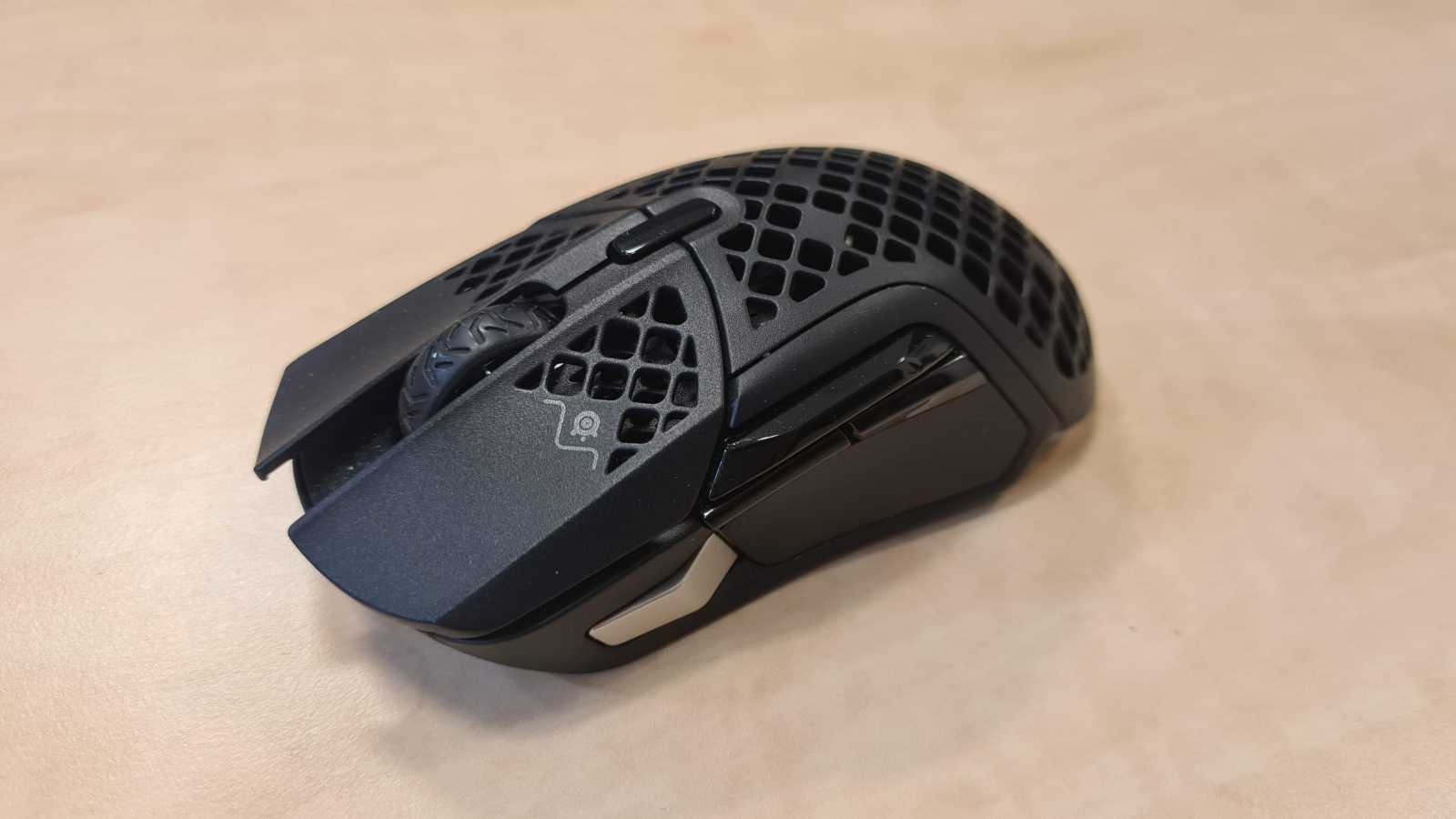 Recenze SteelSeries Aerox 5: Myš děravá jak ementál