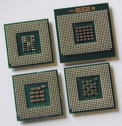 Vlevo nahoře Celeron 2,6 GHz, vpravo nahoře Xeon 3,06 GHz, vlevo dole Pentium 4 2,66 GHz s 533 MHz FSB, vpravo dole Pentium 4 2,4 GHz s 800 MHz FSB 