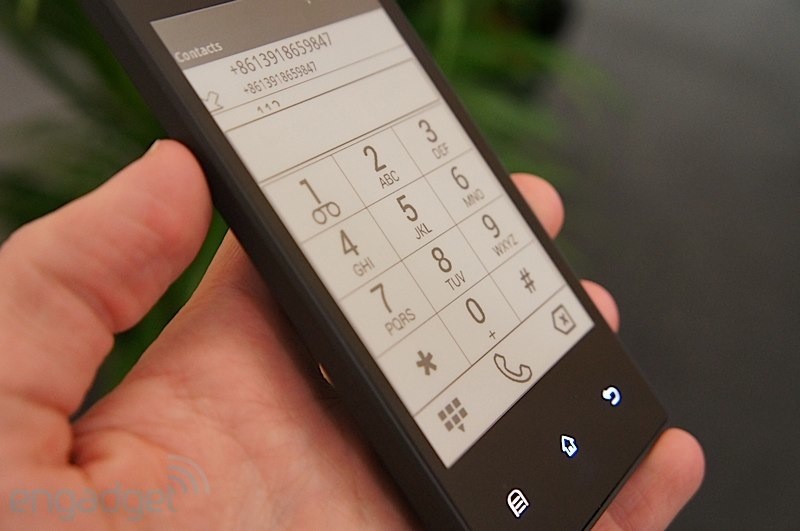 Chytrý telefon s E-Ink displejem vydrží na jedno nabití celý měsíc