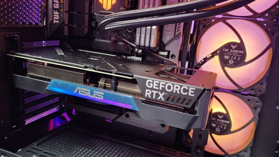 ASUS ukázal prototyp RTX 4070 bez napájecího kabelu – konec roztavených konektorů na obzoru?