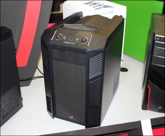 [Computex 2014] AeroCool  XPredator Cube – kubická micro-ATX skříň v pěti barevných provedeních