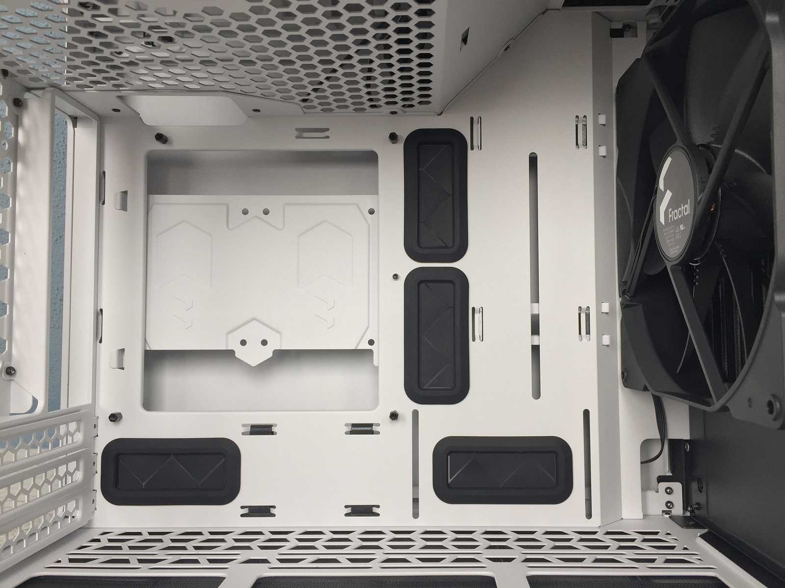 Test skříní Fractal Design Torrent Compact a Nano - designové skvosty v menším provedení